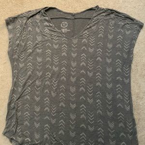 Grey arrow pattern short sleeve tshirt